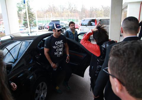 Fostul iubit al IULIEI VÂNTUR, SALMAN KHAN, în ROMÂNIA! Uite ce A FĂCUT în primele ore de la SOSIRE! FOTO