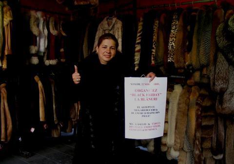 N-ai să crezi ce au făcut pentru BLACK FRIDAY vânzătorii de blănuri dintr-un târg!