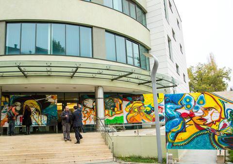 Lanţul omeniei: adulţi cu HIV ajută copiii născuţi din mame seropozitive