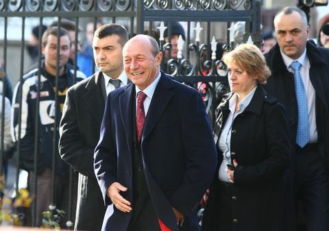 Preşedintelui O SĂ-I PIARĂ ZÂMBETUL. Dosarele "Flota" şi "Casa din Mihăileanu" VOR FI INVESTIGATE când Traian Băsescu NU VA MAI AVEA IMUNITATE