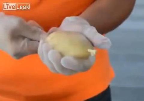 Ce face tipul ăsta cu un simplu cartof te va convinge imediat. "MAGIA" ASTA MERITĂ VĂZUTĂ | VIDEO