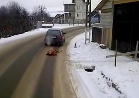 Românul ăsta VA DA INTERNETUL PESTE CAP cu ideea lui şocantă! Ce a făcut pe un drum naţional VA INTRA ÎN ISTORIE | VIDEO