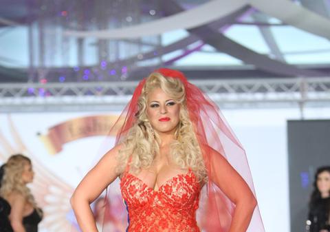 Roxana Nemeş şi-a mascat şunculiţele cu bandă tricoloră! | FOTO