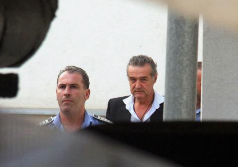 BECALI LIBER? Deputaţii vor da o lege prin care propun eliberarea tuturor deţinuţilor cu pedepse sub 6 ani 