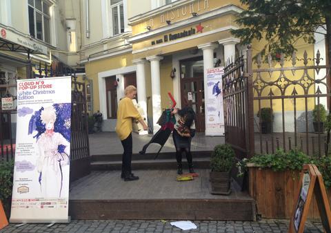 Diana Dumitrescu şi Doiniţa Oancea, vânzătoare de weekend | FOTO