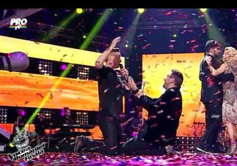 VOCEA ROMÂNIEI. Bucurie de nedescris după ce MIHAI CHIŢU A CÂŞTIGAT. Loredana şi Smiley au dansat, Brenciu a căzut în genunchi