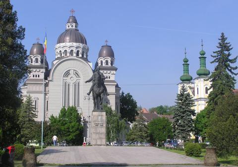Scene incredibile în Catedrala din Târgu Mureş! 40 de rromi au jurat în faţa mai multor preoţi că nu şi-au făcut farmece unii altora