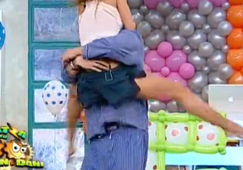 "Neaţa cu Răzvan şi Dani", momente incendiare! A salivat, a suferit şi a lovit! PUBERU A PUPAT-O "BINI DI TĂT" PE FLAVIA | VIDEO HOT