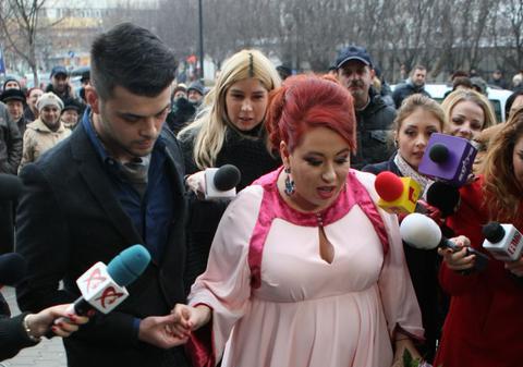 E SOFISTICATĂ, MĂ? ÎN CE FEL S-A ÎMBRĂCAT CATINCA ROMAN LA CUNUNIA CIVILĂ A SURORII SALE!