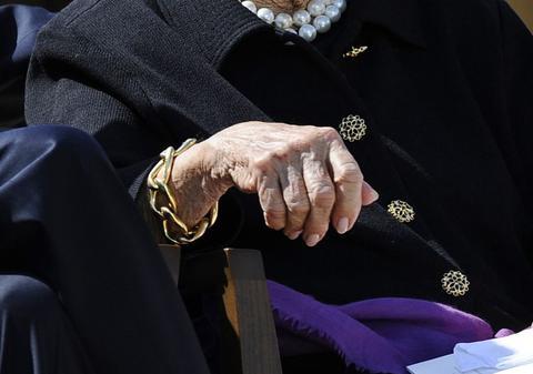 COINCIDENŢĂ CIUDATĂ! Barbara Bush, INTERNATĂ ÎN SPITAL de Revelion, la fel ca şi soţul ei anul trecut