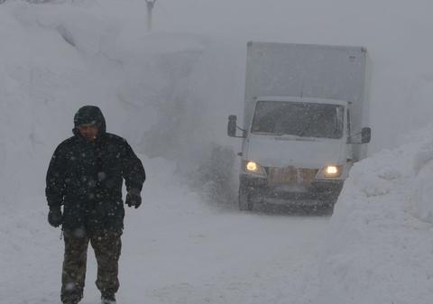 Autostrăzile A2, A3 şi tronsoane din 32 de drumuri naţionale au fost închise