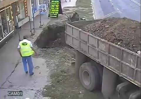 DOREL A COMIS-O IARĂŞI! Ce s-a întâmplat cu basculanta asta la Focşani NECESITĂ TESTE NASA | VIDEO GENIAL