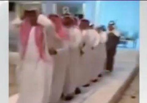 Cum se mişcă ARABII PE DANSUL PINGUINULUI? Rar ţi-a fost dat să râzi aşa DE UN "ACT ARTISTIC" | VIDEO