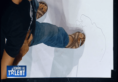 ROMÂNII AU TALENT | A uimit juriul şi publicul, DESENÂND CU PICIOARELE | FOTO