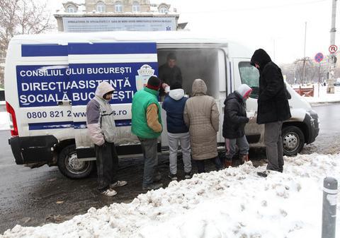 Oamenii străzii dau năvală în adăposturile primăriei şi se îngrămădesc la ceaiuri calde!| FOTO