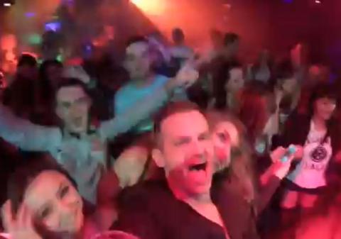 NU LE-A MAI PĂSAT DE NIMIC ŞI AU FILMAT TOT CE AU FĂCUT. Dezmăţ în Polonia, cu foştii membri Akcent l VIDEO EXPLICIT