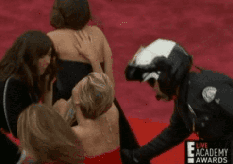 OSCAR 2014 | Actrița Jennifer Lawrence a comis-o din nou. A fost la un pas să cadă pe COVORUL ROȘU