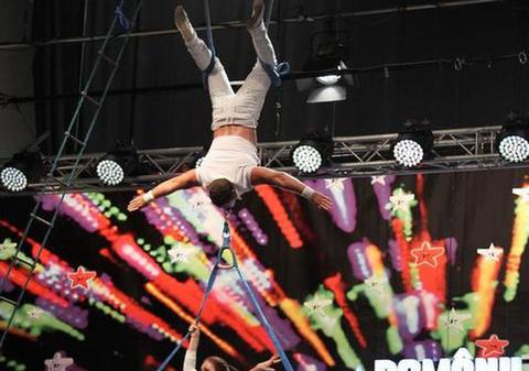 ROMÂNII AU TALENT. Faza asta a ridicat adrenalina la maximum. Doi soţi au executat cel mai periculos număr