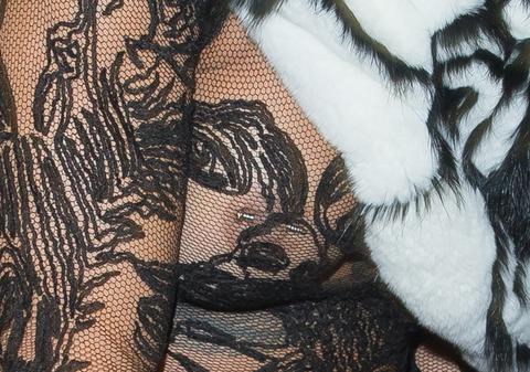 TOT MAI DEZMĂŢATĂ! Rihanna şi-a arătat SFÂRCURILE LA UN EVENIMENT! GALERIE FOTO