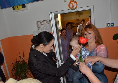 Andreea Marin şi iubitul ei, înconjuraţi de copii! GALERIE FOTO