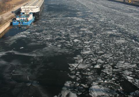 ACCIDENT pe Canalul Dunăre - Marea Neagră. Un împingător A LUAT FOC şi S-A SCUFUNDAT