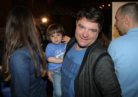 EXCLUSIV! Tati BEA CU BIBERONUL, băieţelul CU PAHARUL? Andrei Duban şi fiul lui, ÎNTR-O POSTURĂ AMUZANTĂ, la un eveniment monden | FOTO 