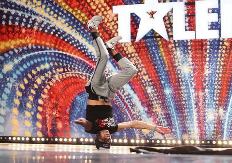 ROMÂNII AU TALENT | GABONEZUL ăsta "a făcut GAURĂ" ÎN PODEA, după 120 de ROTIRI ÎN CAP