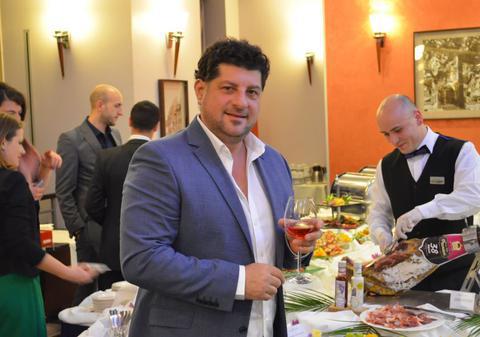 Tavi Colen face masaj cu ulei de măsline!