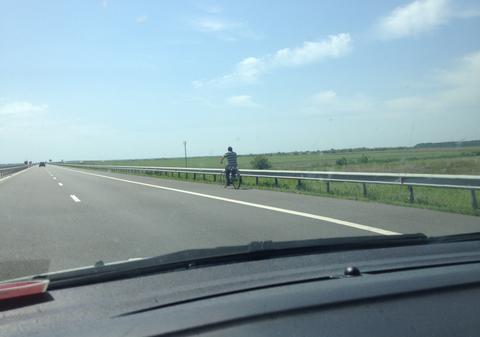 Cine mai e ca el? Un român curajos merge pe autostradă cu... bicicleta | FOTO