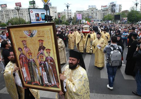 Procesiunea cu moaştele domnitorului martir Constantin Brâncoveanu a blocat circulaţia în centrul Capitalei| FOTO