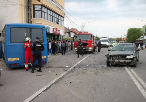 ACCIDENT cu maşina MINISTERULUI DE INTERNE! Jandarmi şi civili, LA SPITAL | FOTO