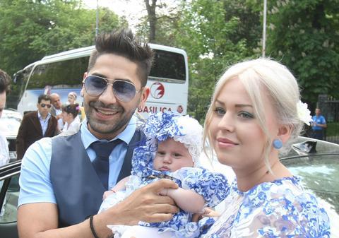 Connect-R ŞI-A BOTEZAT FETIŢA! Uite PRIMELE FOTOGRAFII | FOTO