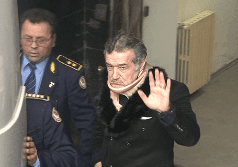 E sănătos tun: Becali a recunoscut că a purtat gulerul cervical degeaba!