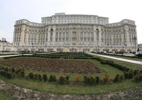Achizițiile Parlamentului: Deputații cumpără abonamente de telefon, Senatul, un sistem mobil de sonorizare şi drapele