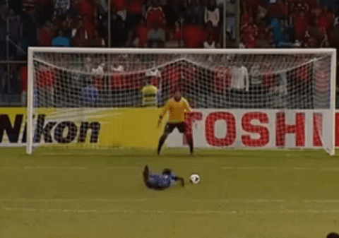 Cea mai tare simulare din istoria fotbalului! Arbitrul a validat golul!