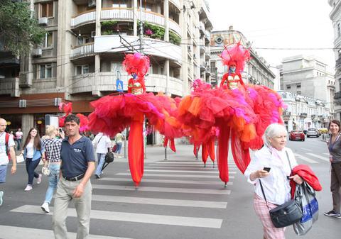 30 de SPECTACOLE DE TEATRU cu INTRARE LIBERĂ în Capitală. Uite programul de la B-FIT in the Street!