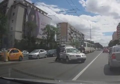 Se ÎNTÂMPLĂ în ROMÂNIA! Cei mai TARI poliţişti sunt la noi: NU se asigură în trafic şi îşi LOVESC colegii | VIDEO