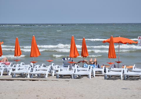LIBER LA MARE! Şezlonguri GOALE pe LITORAL, de Rusalii | FOTO
