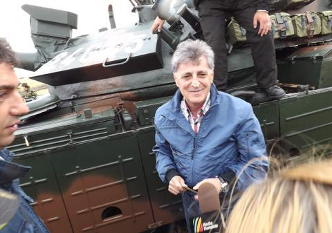 Mircea Duşa şi-a luat brevetul de tanchist, la Galaţi | FOTO