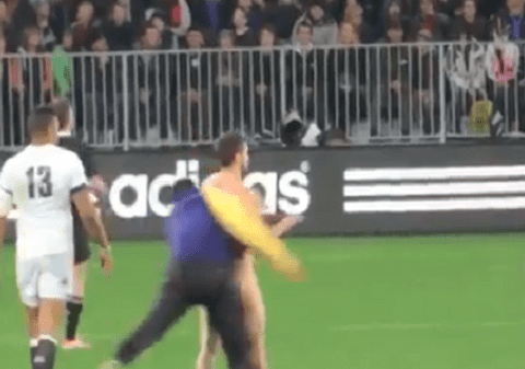 FAZĂ ULUITOARE! Un exibiționist a crezut că l-a lovit trenul!