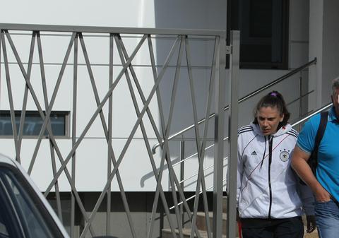 Ea e femeia care a abandonat gemenele în scara unui bloc din Capitală