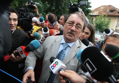 Mircea Băsescu a recunoscut întâlnirea cu fiul lui Bercea Mondial şi a recunoscut că A LUAT BANI