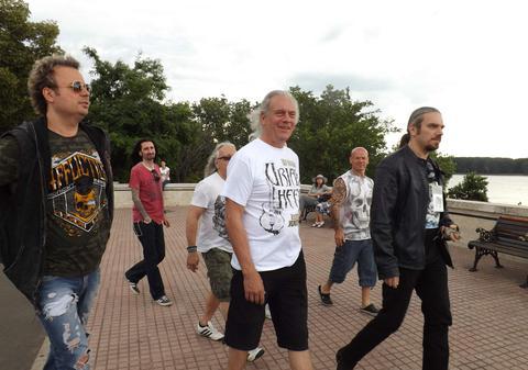 Membrii trupei Uriah Heep s-au plimbat pe faleza Dunării şi au împărţit autografe fanilor | FOTO