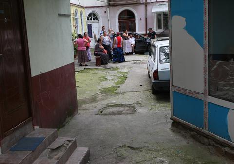 S-a întâmplat în Bucureşti. S-AU LUAT LA OMOR pentru 10 lei la table | FOTO