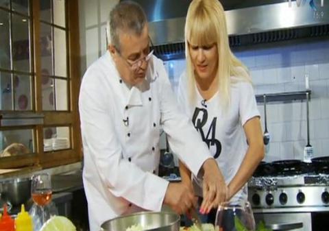 Elena Udrea, pusă să TOACE VARZĂ de Dinescu! Cum a EVITAT să-şi STRICE MANICHIURA
