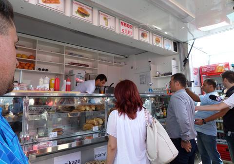 ATENŢIE LA SHAORMA! La COSTINEŞTI, au fost DESCOPERITE AMĂNUNTE DEZGUSTĂTOARE!  | FOTO