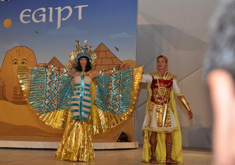 A început Carnavalul de la Mamaia! Răduleasca a fost "Cleopatra", iar Radu Mazăre, "Cezar" | FOTO
