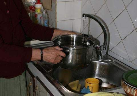 În toiul verii, locuitorii din Drobeta Turnu Severin au fost lăsaţi fără apă caldă din cauza restanţierilor