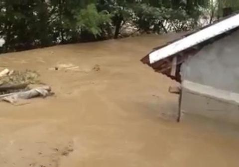 LOCALNICII din Novaci, care refuză să plece din case, EVACUAŢI cu MASCAŢII