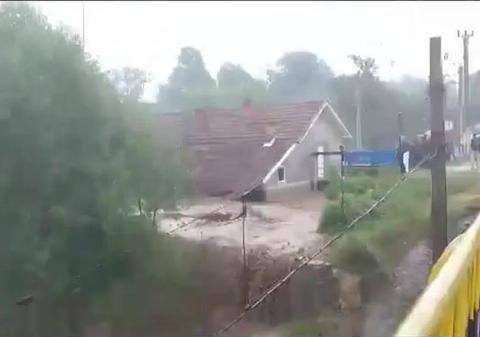 Zeci de persoane din Vâlcea, EVACUATE cu elicopterul. Operaţiunile continuă